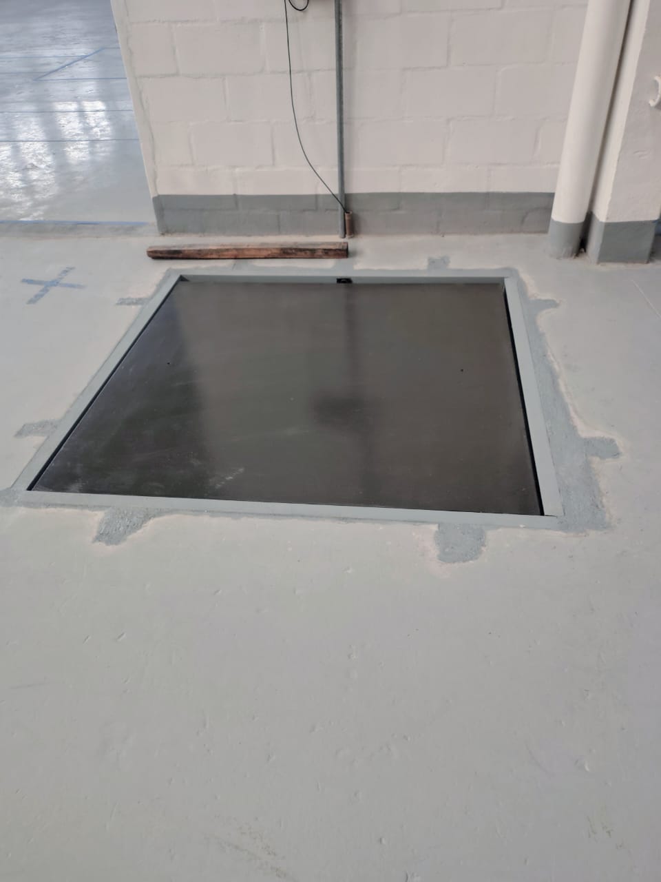 Plataforma da balança de piso assentada e nivelada com o piso acabado — Flexco Brasil