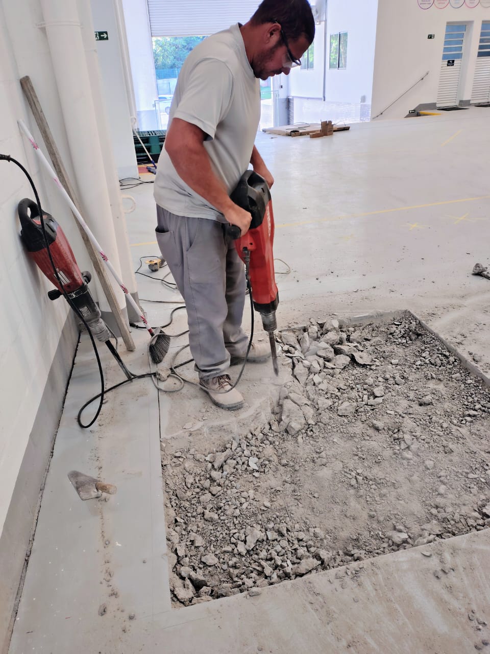 Demolição controlada do piso de concreto com martelete para abrir a caixa da balança — Flexco Brasil