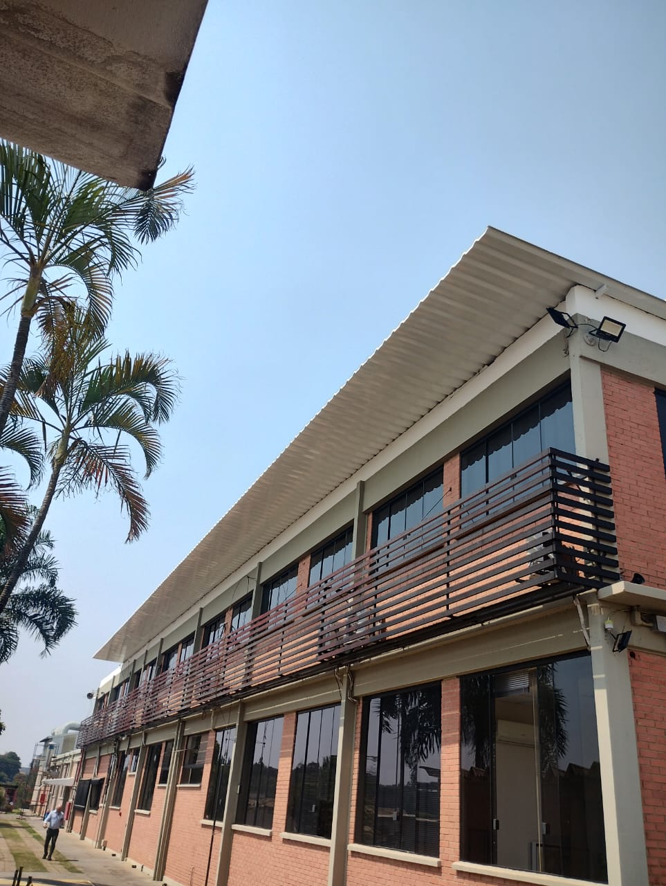 Fachada corporativa com brises — Kadant